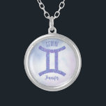 Colar Banhado A Prata Bonito Símbolo de Astrologia Gemini Roxo Personali<br><div class="desc">Este bonito colar Gemini roxo e lavanda apresenta seu sinal astrológico do Zodiac em um belo brilho como as constelações. Personalize este belo presente de símbolo astrologia com seu nome em script cursivo para alguém com aniversário de final de maio ou início de junho.</div>