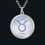 Colar Banhado A Prata Bonito símbolo de astrologia Taurus, roxo personal<br><div class="desc">Este colar bonito,  roxo personalizado e lavanda Taurus apresenta seu sinal astrológico do Zodíaco em um belo brilho como as constelações. Personalize este presente bonitinho com seu nome em lindos programas cursivos para alguém que faz aniversário no final de abril ou no início de maio.</div>