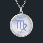 Colar Banhado A Prata Bonito Símbolo de Astrologia Virgo Personalizado R<br><div class="desc">Este bonito,  personalizado colar roxo e lavanda Virgo apresenta seu sinal astrológico do Zodiac em um belo brilho como as constelações. Personalize este presente bonitinho com seu nome em lindos scripts cursivos para alguém que faz aniversário no final de agosto ou no início de setembro.</div>