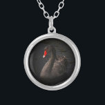 Colar Banhado A Prata Bonito Swan Negro com Bright Beak Vermelho<br><div class="desc">Uma atmosfera magnífica com um toque de classe. Um lindo cisne negro flutuando num rio. As bordas suaves e os tons escuros intensos desta foto contrastam nitidamente com este bico vermelho vívido em cisnes,  fazer esta imagem impressionante,  sublime,  transcendente da natureza.</div>
