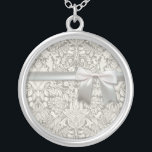 Colar Banhado A Prata borcada de rendas branco elegante<br><div class="desc">Lace Damask - Branco sobre branco - Este é um simples design branco de damasco branco.</div>