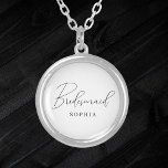 Colar Banhado A Prata Bridesmaid de Script Minimalista Branco<br><div class="desc">Um colar branco moderado de caligrafia minimalista é elegante. É perfeito para solteira e presentes de noivas.</div>