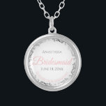Colar Banhado A Prata Bridesmaid Necklace Casamento Presente Rosa e Cinz<br><div class="desc">Esses colares são projetados para oferecer como favores às damas de honra na sua festa de casamento. Projetados para coordenar com a nossa Suíte Casada Elegante Rosa e Cinza, eles apresentam um design simples, mas elegante, com fundo branco, cor-de-rosa e Cinzas, e uma borda floral de folha fina prateada. Uma...</div>