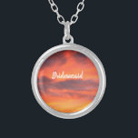Colar Banhado A Prata Bridesmaid Sunset Sky Orange Abstrato Dift Favor<br><div class="desc">Impresso com abstrato do céu do pôr do sol com modelo de texto para "Bridesmaid"! Isto faz um belo presente ou um favor de festa para as damas de honra. Você pode mudar o texto se quiser, se quiser oferecer isso a alguém que não seja dama de honra, como a...</div>