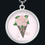 Colar Banhado A Prata Buquê<br><div class="desc">Um bonito design com rosas cor-de-rosa macia com folhagem verde escura e fitas bonito. Um fundo cor-de-rosa suave faz com que se destaque.</div>