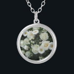 Colar Banhado A Prata Buquê de Flores Brancas<br><div class="desc">Buquê de Flores Brancas</div>