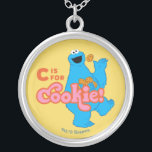 Colar Banhado A Prata C é para Cookie<br><div class="desc">O design da Rua Sésamo apresenta Cookie com seu lanche favorito. © 2021 Sesame Workshop. www.sesamestreet.org</div>