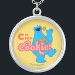 Colar Banhado A Prata C é para Cookie<br><div class="desc">O design da Rua Sésamo apresenta Cookie com seu lanche favorito. © 2021 Sesame Workshop. www.sesamestreet.org</div>