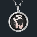Colar Banhado A Prata Calçados de balé macios personalizados do rosa do<br><div class="desc">Personalize-o com nome do receptor ou personalize-o com seu próprio texto,  e você pode igualmente mudar a pia batismal,  tamanho,  & a cor do texto,  move-o,  gira-o. Ou suprima do texto se você preferencialmente a teria sem.</div>