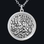 Colar Banhado A Prata Caligrafia dos muçulmanos do Islão de<br><div class="desc">Design islâmico bonito da caligrafia para ele/ela. Significado: "Não há nenhum deus mas Allah e Mohammad PBUH são o último profeta de Allah."</div>