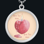 Colar Banhado A Prata candela vermelha queimada com chama de amor em for<br><div class="desc">A chama original em forma de coração e a ilustração da vela em forma de coração neste legal pedaço de joia foi inspirada enquanto eu observava uma vela vermelha derreter. A cera de fusão em forma de coração vermelho está lentamente descendo pelo lado da vela pingando em uma piscina de...</div>