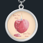 Colar Banhado A Prata candela vermelha queimada com chama de amor em for<br><div class="desc">A chama original em forma de coração e a ilustração da vela em forma de coração neste legal pedaço de joia foi inspirada enquanto eu observava uma vela vermelha derreter. A cera de fusão em forma de coração vermelho está lentamente descendo pelo lado da vela pingando em uma piscina de...</div>