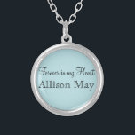 Colar Banhado A Prata Carta Memorial para Buquê de Casamento de Azul<br><div class="desc">Buquê do Memorial do Casamento. Lembre-se daqueles que não podem estar com você no seu dia especial com um charme nobre. Um sentimento adorável pela noiva ao carregar no buquê. Este charme tem um fundo preto com a frase "Para sempre no meu coração" e um lugar abaixo para os seus...</div>