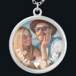 Colar Banhado A Prata Casais de Foto do Coração de Amor Coração de Bonit<br><div class="desc">O Colar de Casais Personalizados de Nomes de Coração de Amor Bonito apresenta sua foto favorita com um coração de amor e personalizado com seus nomes em um roteiro branco moderno. Personalize editando o texto na caixa de texto fornecida e adicionando sua própria imagem. Presentes perfeitos para casais, namorada, esposa,...</div>