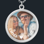 Colar Banhado A Prata Casais de Foto do Coração de Amor Coração de Bonit<br><div class="desc">O Colar de Casais Personalizados de Nomes de Coração de Amor Bonito apresenta sua foto favorita com um coração de amor e personalizado com seus nomes em um roteiro branco moderno. Personalize editando o texto na caixa de texto fornecida e adicionando sua própria imagem. Presentes perfeitos para casais, namorada, esposa,...</div>