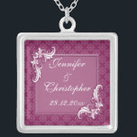Colar Banhado A Prata Casamento de Beaujolais Damask e Frame Floral<br><div class="desc">Um design de estilo vintage para os vossos núpcias que se aproximam, apresentando uma cor damasco sutil num fundo cor-de-rosa beljolais. O texto está rodeado por uma estrutura retangular com uma espiral floral em dois dos cantos, com um efeito impresso elevado. O texto é perfeitamente personalizável para a sua ocasião...</div>