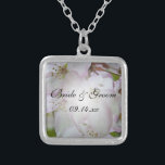 Colar Banhado A Prata Casamento de Blossomas de Maçã de Caranguejo Rosa<br><div class="desc">O bonito Pink e White Crab Apple Blossoms Casando Necklace Pendente faz um presente exclusivo para a noiva ser, suas damas de honra ou festa de noiva. Esta elegante joia de casamento florida personalizada apresenta uma fotografia floral pintada digitalmente de flores de maçã branca e rosa no dentro da árvore...</div>