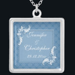 Colar Banhado A Prata Casamento de quadro floral e Damasco Azul de Aço<br><div class="desc">Um design de estilo vintage para os vossos núpcias que se aproximam, com uma cor damasco sutil sobre um fundo azul de aço. O texto está rodeado por uma estrutura retangular com uma espiral floral em dois dos cantos, com um efeito impresso elevado. O texto é perfeitamente personalizável para a...</div>