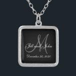 Colar Banhado A Prata Casamento elegante cinzento preto do monograma<br><div class="desc">Colar elegante do casamento do monograma. Projete pelo © 2008 de Elke Clarke para MonogramGallery em Zazzle. Preto e branco com texto inicial cinzento overlay com nomes dos noivos e data do casamento. Grande presente de casamento,  lembrança do casamento ou favor do casamento.</div>