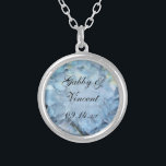 Colar Banhado A Prata Casamento Floral de Hydrangea Azul<br><div class="desc">Vista algo azul no dia do seu casamento! Personalize o bonito Colar Pendente de Casamento de Hydrangea Azul para criar uma guarda duradoura para sua noiva ser ou suas damas de honra. Esta elegante joia de casamento floral personalizada apresenta uma fotografia floral pintada digitalmente de um dentro azul de flor...</div>