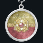 Colar Banhado A Prata Casamento tema damasco vermelho da azeitona do<br><div class="desc">Esta colar chapeada prata com um pendente redondo, tem uma corrente bonita do ouro com um rubi embutido em um fecho quadrado, no grupo entre um vermelho de vinho vibrante e no ouro da antiguidade, damasco infundido, fundo da camurça do falso. Há um modelo do texto para seu nome ou...</div>