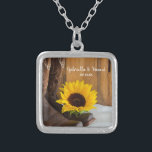 Colar Banhado A Prata Casamento Terrestre de Girassol<br><div class="desc">O encantador Campo Sunflower Western Wedding Necklace faz um presente personalizado único para a noiva ser ou suas damas de honra. Esta joia de casamento com o tema rústico e bonito tema do rancho musical rústico apresenta uma fotografia floral acesa de botas de cowboy de couro castanho, flor de girassol...</div>