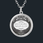 Colar Banhado A Prata Casamentos de Tipografia em Painéis Alcalços<br><div class="desc">Chalkboard Vintage Modern Sr. e Sra. Chalkboard Casamentos Convites Doces e assombrosos Casamentos Chalkboard Modern Vintage Typografia Convites Para casamentos de cambotas doces e assombrosos Festas de casamento T-shirts</div>