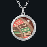 Colar Banhado A Prata Casino Gambling Roulette Wheel Vintage Estilo Retr<br><div class="desc">Uma imagem aproximada de uma roleta de casino de jogos com grandes números. As cores lembram-se de designs retrorreflectores dos anos 50 e os números têm uma visão desbotada para eles.</div>