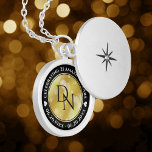 Colar Banhado A Prata Celebração do Aniversário de Casamento de Brass da<br><div class="desc">Celebrar o aniversário de 21 ruas com este medalhão comemorativo! As letras esbeltas a preto e branco com confete hexagonal sobre fundo de folhas de latão acrescentam um toque memorável para esta ocasião especial e marco extraordinário. Personalize com as iniciais do casal, uma mensagem especial e datas de seu aniversário...</div>