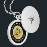 Colar Banhado A Prata Celebração do Aniversário de Casamento de Brass da<br><div class="desc">Comemore o aniversário de casamento de 21 ruas com este armário elegante! As letras esbeltas a preto e branco com confete hexagonal sobre fundo de folhas de latão acrescentam um toque memorável para esta ocasião especial e marco extraordinário. Personalize com os nomes de casais felizes e as datas de seu...</div>