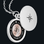 Colar Banhado A Prata Celebração do Aniversário de Casamento Pearl 46<br><div class="desc">Comemore o 46º aniversário de casamento com este armário elegante! As inscrições esbeltas, a preto e branco, com pérolas sobre fundo cor-de-rosa, acrescentam um toque memorável a esta ocasião especial e a um marco extraordinário. Personalize com os nomes de casais felizes e as datas de seu aniversário de pérola. Design...</div>