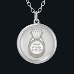 Colar Banhado A Prata Chá de panela de Casamento do Noivado Diamond<br><div class="desc">Design apresenta uma ilustração original de um anel de noivado de diamante. Simplesmente personalize com suas informações de evento para um casamento, festa de noivado ou favor de chá de panela único! Não vê o que está procurando? Precisa de ajuda para a personalização? Entre em contato com Rebecca para criar...</div>