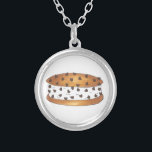 Colar Banhado A Prata Chipwich Chocolate Chip Cookie Sorvete Sandwich<br><div class="desc">Apresenta uma ilustração original de um delicioso sanduíche de sorvete de chipset—dois deliciosos biscoitos de chocolate cozido com sorvete de baunilha no meio,  rolados em chips de chocolate!</div>