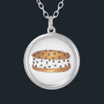 Colar Banhado A Prata Chipwich Chocolate Chip Cookie Sorvete Sandwich<br><div class="desc">Apresenta uma ilustração original de um delicioso sanduíche de sorvete de chipset—dois deliciosos biscoitos de chocolate cozido com sorvete de baunilha no meio,  rolados em chips de chocolate!</div>