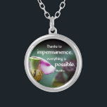 Colar Banhado A Prata Citação do Ensino de Lotus/Impermanence-Buddha<br><div class="desc">Os Obrigados de Ensino de Buda à impermanência, tudo é possível. Imagem Copyright 2014-Presente | ©riverme* | Todos os Direitos Reservados de Impermanência (Pāli: अ नि च् चा anicca; Sanskrit: अ नि य त् མི anitya; Tibetano: ་ རྟ ག ་ པ ་ 無 常 無 s rtag pa; Chinês: 常...</div>