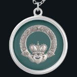 Colar Banhado A Prata Claddagh<br><div class="desc">Mostre fora seu orgulho irlandês e celta com estes presentes de Claddagh para toda a ocasião. Originando da aldeia piscatória irlandesa de Claddagh perto de Galway Ireland, o anel de Claddagh é popular na herança irlandesa como uma amizade e a aliança de casamento. Este design tradicional consiste em duas mãos...</div>