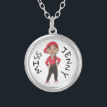 Colar Banhado A Prata Classe Hiphop do Professor de Dança Hip Hop Person<br><div class="desc">Design apresenta uma ilustração original de uma dançarina de hip hop em uma jaqueta vermelha, chapéu de baseball e tênis de dança de hiphop. Perfeito para sua dançarina, professora de dança ou dona de estúdio favorita! Não vê o que está procurando? Precisa de ajuda para a personalização? Clique em "contate...</div>