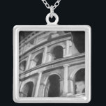 Colar Banhado A Prata Colo Romano com Desenhos Arquitetônicos<br><div class="desc">Uma fotografia do Coliseu Romano completa com desenhos arquitetônicos das arquiteturas. Uma das sete novas maravilhas do mundo,  o estilo do edifício ainda influencia a design moderna. Um presente de excelente para alguém que ama arquitetura ou estuda Roma antiga.</div>