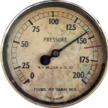 COLAR BANHADO A PRATA COMBOIOS DE VAPOR<br><div class="desc">Um velho manômetro de um trem a vapor.</div>