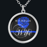 Colar Banhado A Prata Costume cor-de-rosa fino de Blue Line da esposa<br><div class="desc">Uma colar conhecida feita sob encomenda azul e cor-de-rosa fina personalizada bonita costurou para os esposos fêmeas da polícia.  O rosa azul é indicativo dos esposos fêmeas da polícia porque a linha azul fina é indicativa à polícia geralmente.</div>