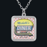 Colar Banhado A Prata Crie Seu Próprio Sinal Do 50 Retroativo Personaliz<br><div class="desc">Anuncie seu restaurante em qualquer lugar que você vá com este legal e retrô colar personalizado. O design mostra um sinal de diner estilo 1950 com um gráfico de seta aceso e um fundo de verificação rosa e branco levemente angustiado. O cartaz diz "DINER" e "OPEN" em neon com espaço...</div>
