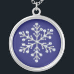 Colar Banhado A Prata Crystal Snowflake Necklace<br><div class="desc">Cristais espumantes e miçangas cintilantes decoram a ilustração fotográfica neste colar. Faz uma bela lembrança para qualquer garota na festa de casamento.</div>