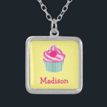 Colar Banhado A Prata Cupcake rosa personalizado WIth Bolinhas Cherry<br><div class="desc">Arte gráfica / ilustração de um cupcake cor-de-rosa brilhante com espirais de gelo em cima e uma cereja bolinhas rosa-quente e giro. A base é verde e listras brancas. Fundo amarelo. Personalize com um nome.</div>