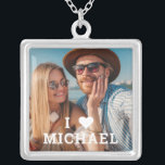 Colar Banhado A Prata Cute I Love Heart Photo Casais Personalizado Name<br><div class="desc">Cute I Love Heart Photo Casais Personalised Name Necklace apresenta sua foto favorita com o texto "I (love Heart) add name" em um roteiro branco moderno. Personalize editando o texto na caixa de texto fornecida e adicionando sua própria imagem. Presentes perfeitos para casais, namorada, esposa, querida e muito mais para...</div>