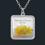 Colar Banhado A Prata Daffodils Amarelos no Casamento da primavera Branc<br><div class="desc">Os elegantes Daffodils Amarelos no Colar Pendente Casado da primavera Branca fazem um presente personalizado único para a noiva ser ou suas dançarinas. Este bonito colar botânico personalizado apresenta uma fotografia floral de um buquê de flores amarelas de daffodil com um dentro de véu branco de um pingente prateado de...</div>