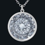 Colar Banhado A Prata Design geométrico aproximado de Ouros Brancos<br><div class="desc">Imagem de diamantes brancos aproxima-se do design geométrico abstrato.</div>