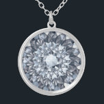 Colar Banhado A Prata Design geométrico aproximado de Ouros Brancos<br><div class="desc">Imagem de diamantes brancos aproxima-se do design geométrico abstrato.</div>