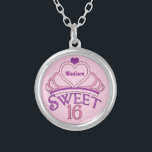 Colar Banhado A Prata Doce 16 Aniversário da Princesa Rosa Personalizada<br><div class="desc">Bonito presente de aniversário de 16 colegas para dar como favoritos para festas no final da sua grande festa adolescente. Personalize escrevendo seu nome no dentro de bonito roteiro roxo da tiara rosa. Um bonito design 16.</div>