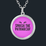 Colar Banhado A Prata Esmague os olhos feministas rosa patriarcais<br><div class="desc">Uma design ousada para os direitos das mulheres, com os olhos de uma mulher acima das palavras Esmague o Patriarcado em legal, verde sobre fundo rosa quente. Comprar este presente para cada mulher forte que você conhece para ajudá-la a se levantar e exigir igualdade. O vamos quebrou o teto de...</div>