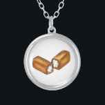 Colar Banhado A Prata Espingarda de Comida de lata de lata de bolinho re<br><div class="desc">Colar apresenta um marcador original ilustrativo de um delicioso bolo de snack Twinkie cheio de creme. Perfeito para qualquer viciado em comida. Esta ilustração também está disponível em outros produtos. Não vê o que está procurando? Precisa de ajuda para a personalização? Entre em contato com Rebecca para ter algo projetado...</div>